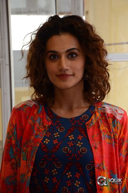 Anado-Bramha-Movie-Team-Visits-Devi-Theatre